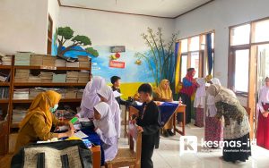 Skrining kesehatan anak sekolah oleh Puskesmas Cigalontong