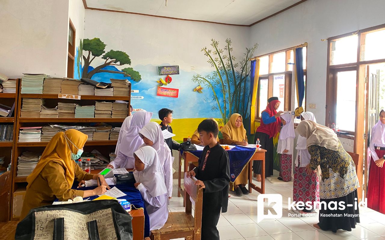 Skrining kesehatan anak sekolah oleh Puskesmas Cigalontong
