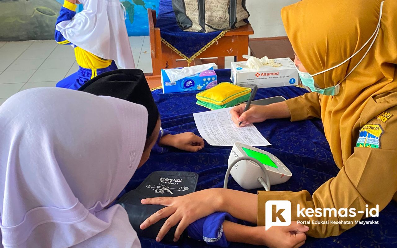Skrining kesehatan anak sekolah oleh Puskesmas Cigalontong