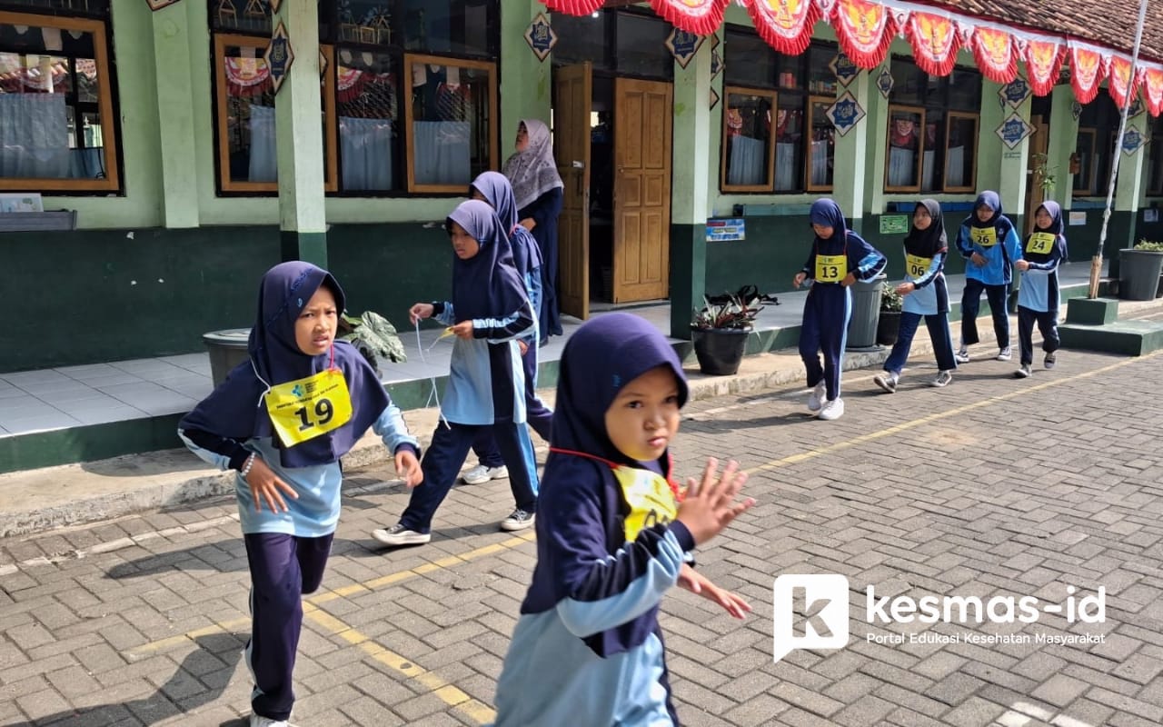 23 siswa kelas 4 SDN Cikunten tes kebugaran dengan berlari mengelilingi lapangan sekolah dalam kegiatan yang diselenggarakan UPTD Puskesmas Tinewati