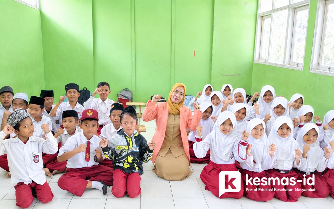 Kebersamaan petugas dan siswa setelah edukasi kesehatan gigi dan mulut
