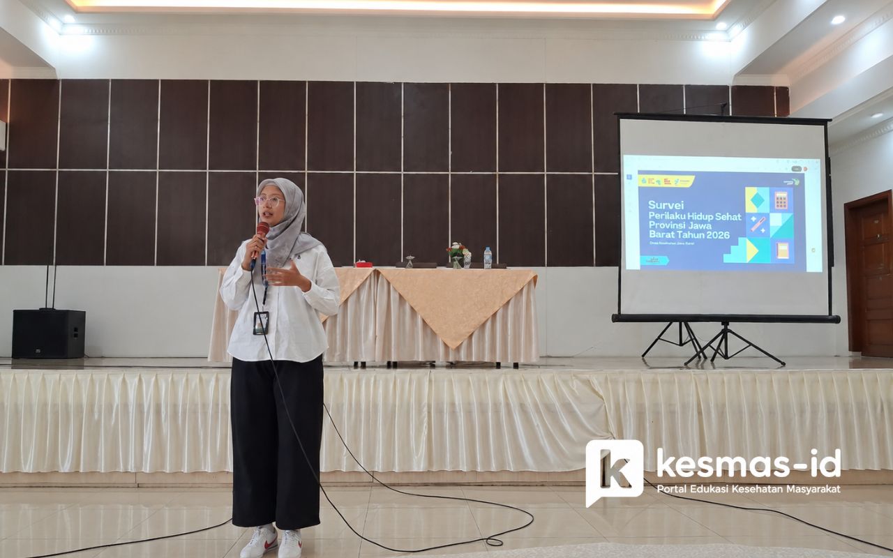 Narasumber menyampaikan materi dalam kegiatan pembudayaan hidup sehat