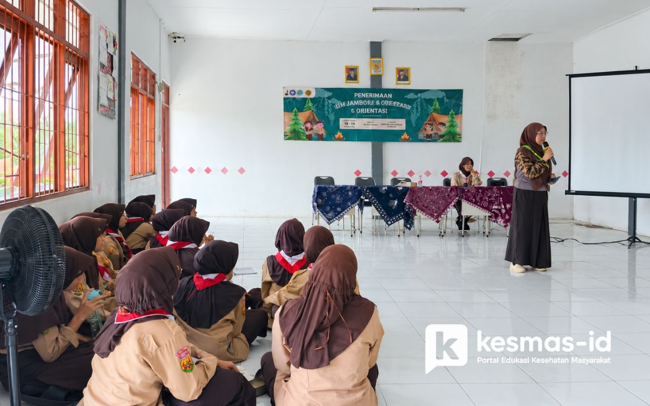 Para peserta mengikuti penyampaian edukasi kesehatan dalam kegiatan di SMA Plus Al Hikmah.