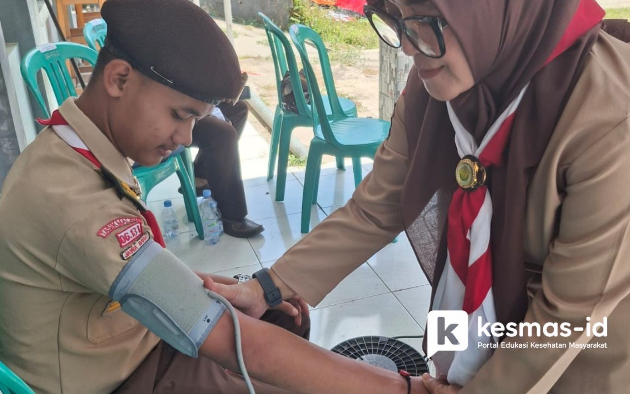 Pemeriksaan Tekanan Darah Pramuka oleh Tim Kesehatan Puskesmas Singaparna