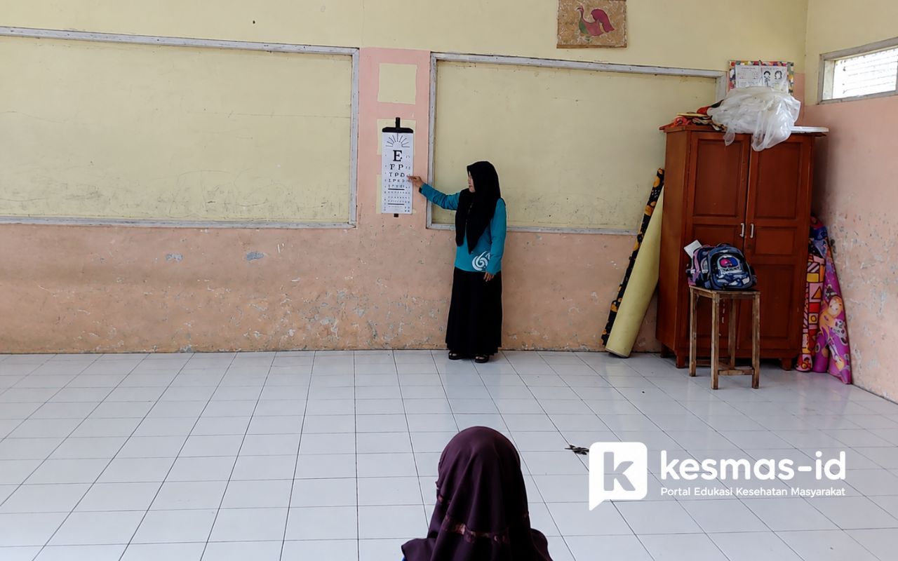 Pemeriksaan mata dilakukan untuk membantu mendeteksi gangguan penglihatan pada anak sejak dini.