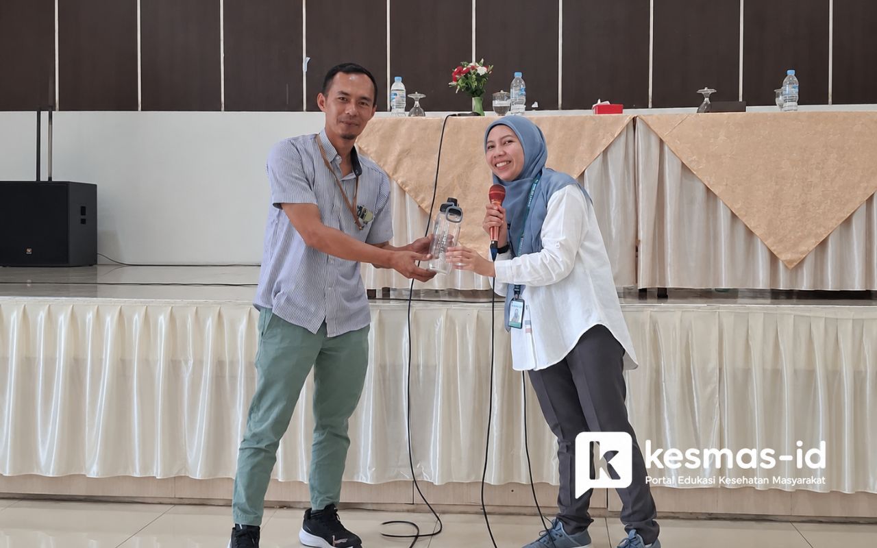Penyerahan botol minum dalam rangkaian kegiatan.