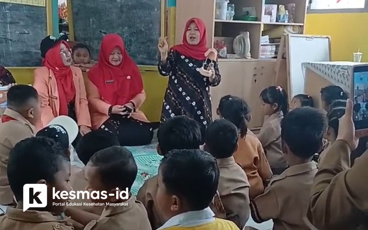 Penyuluhan Kesehatan Gigi tentang Cara Menggosok Gigi di TK Mandala