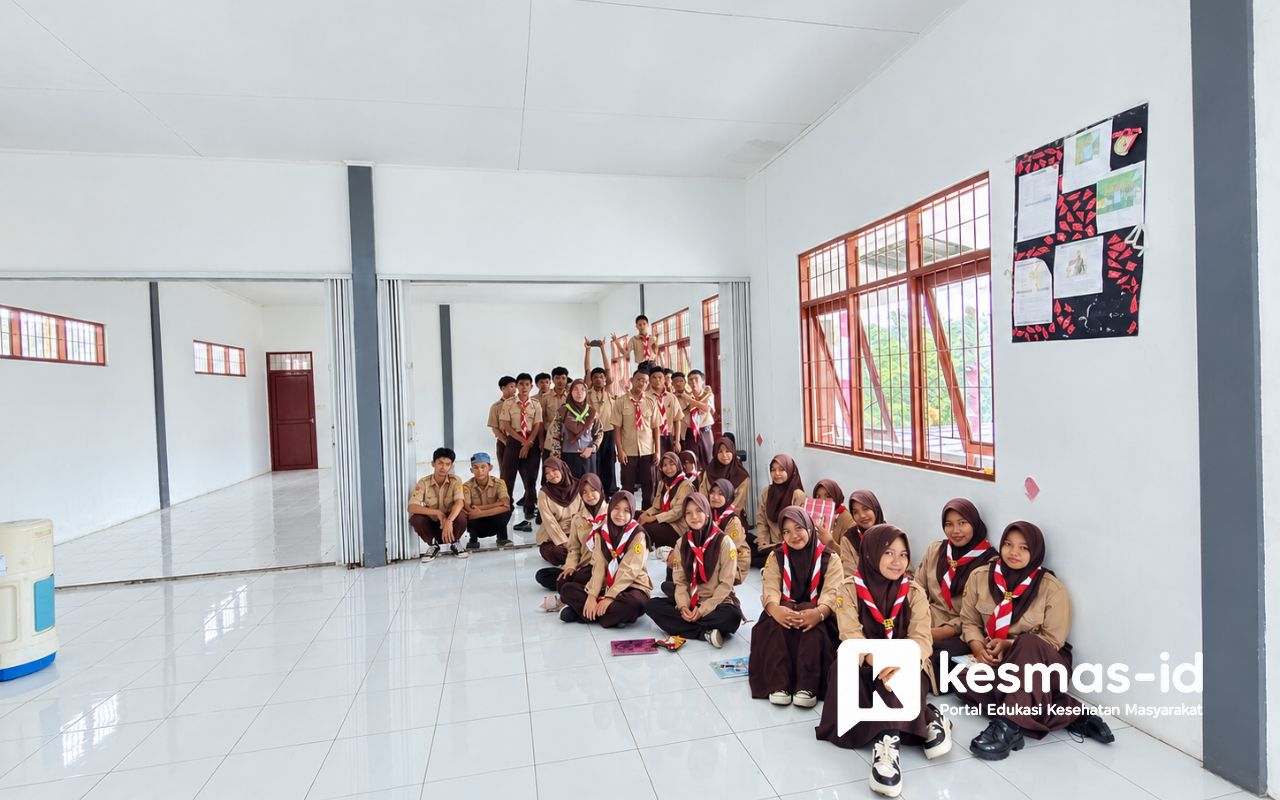 Peserta dan pendamping berfoto bersama setelah kegiatan edukasi di SMA Plus Al Hikmah.