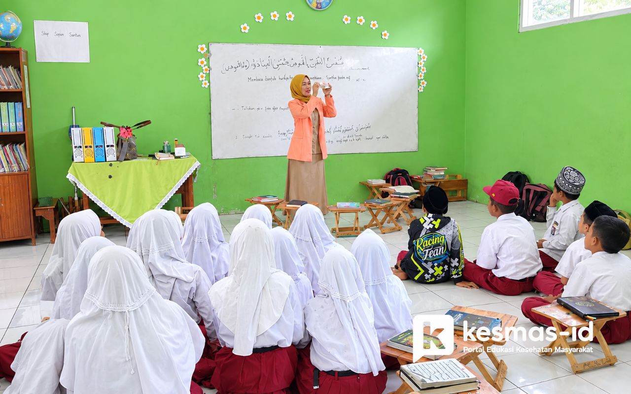 Petugas memberikan edukasi kesehatan gigi dan mulut kepada siswa sekolah