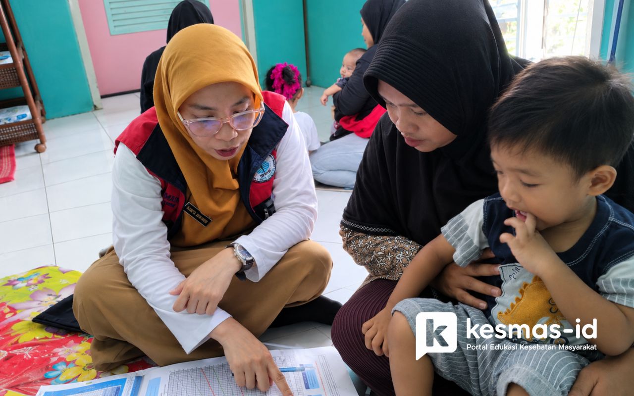 Petugas memberikan edukasi kesehatan kepada ibu dan balita di Posyandu Leuwiloa.