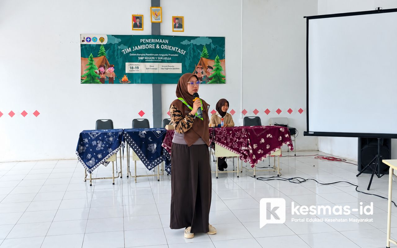 Petugas menyampaikan materi edukasi kesehatan kepada pelajar SMA Plus Al Hikmah.
