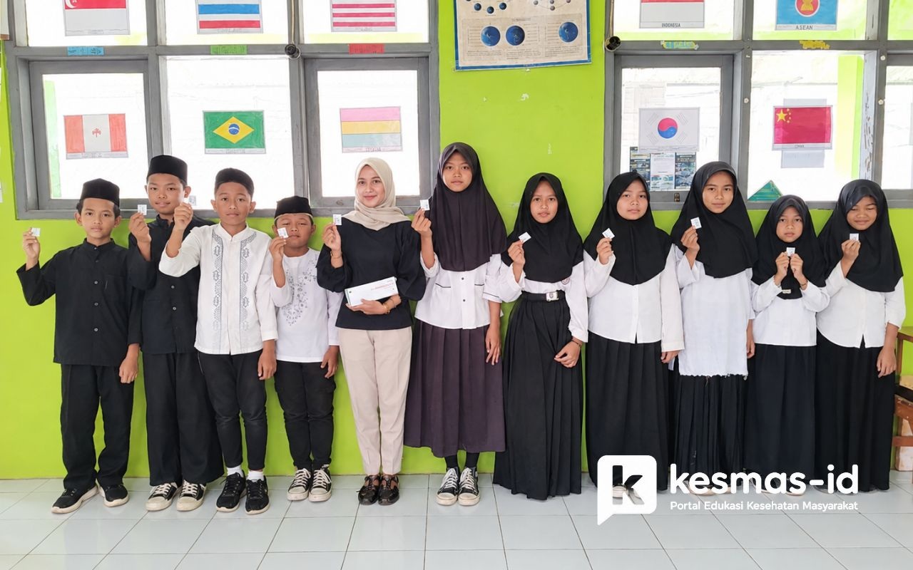 Siswa menunjukkan obat yang diterima dalam kegiatan POPM Kecacingan.