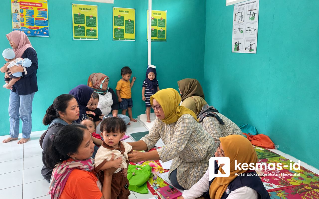 Suasana kegiatan pelayanan dan pendampingan kesehatan ibu dan anak di Posyandu Leuwiloa.