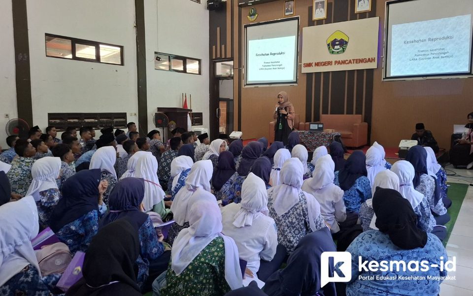 Penyuluhan Kesehatan Reproduksi Remaja di SMKN Pancatengah