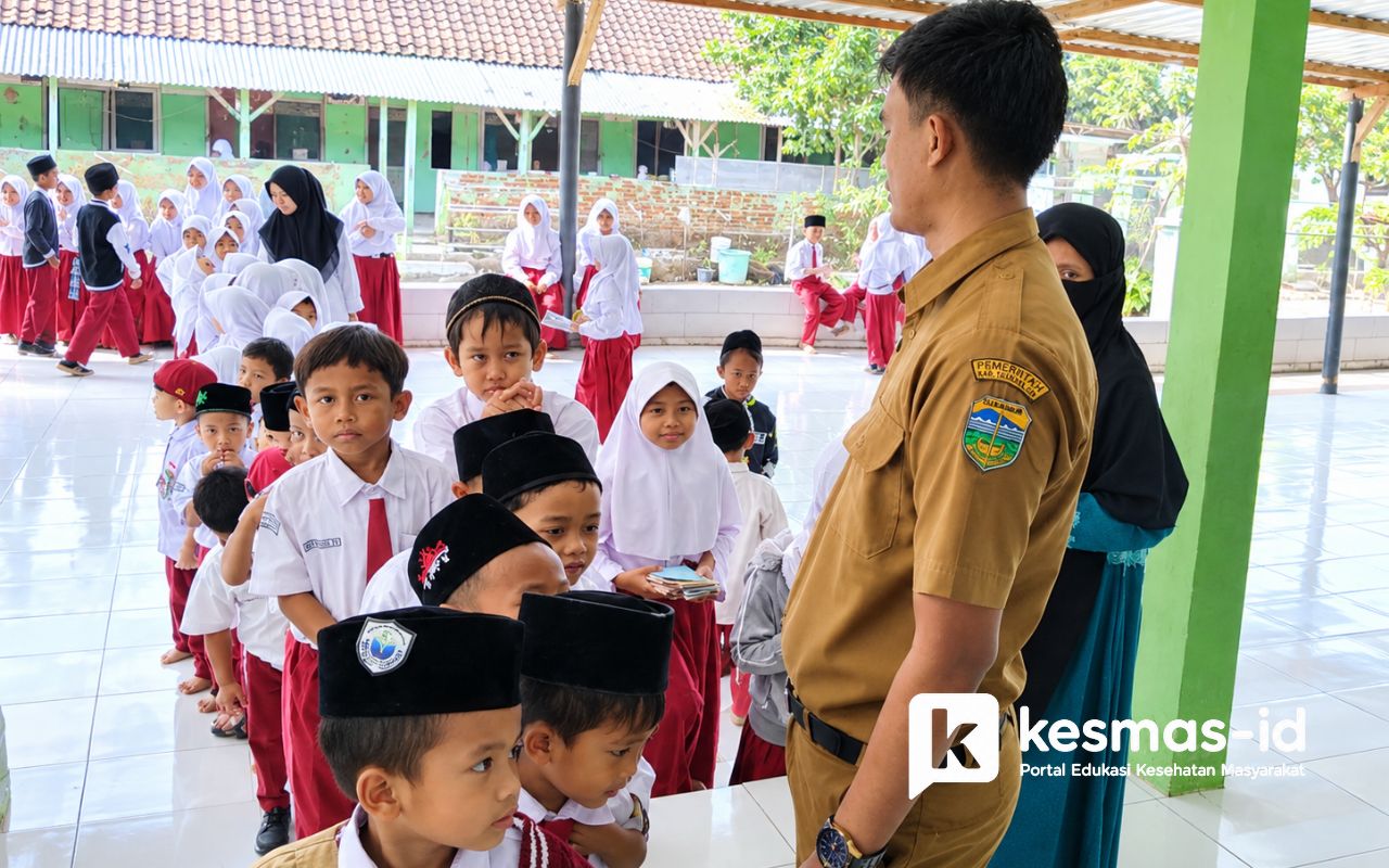 Petugas kesehatan bersama siswa SDIT Al Khoeriyyah dalam kegiatan skrining kesehatan di lingkungan sekolah